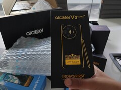 L'Alcatel V3 Ultra sera livré avec un stylet comme le Galaxy S25 Ultra de Samsung. (Source de l'image : Madhav Sheth)