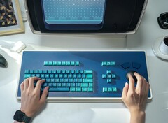 Le clavier MDR Dasher, photographié ici avec une réplique de station de travail MDR, occupe un espace de bureau considérable (Source : Atomic Keyboard)