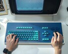 Le clavier MDR Dasher, photographié ici avec une réplique de station de travail MDR, occupe un espace de bureau considérable (Source : Atomic Keyboard)