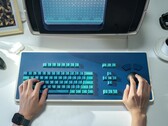 Le clavier MDR Dasher, photographié ici avec une réplique de station de travail MDR, occupe un espace de bureau considérable (Source : Atomic Keyboard)
