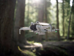 Le DJI Mini 4 Pro en vol. (Source de l'image : Roland Quandt & WinFuture)