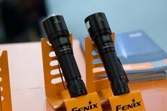 Lampe de poche Fenix C7 Pro à gauche et C7 v2.0 à droite