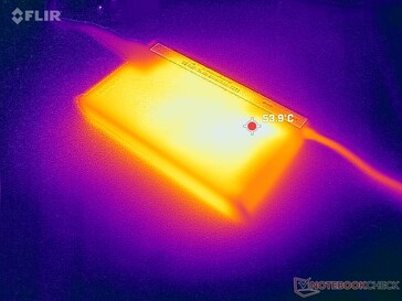 L'adaptateur CA atteint plus de 54°C lors de l'utilisation de charges exigeantes