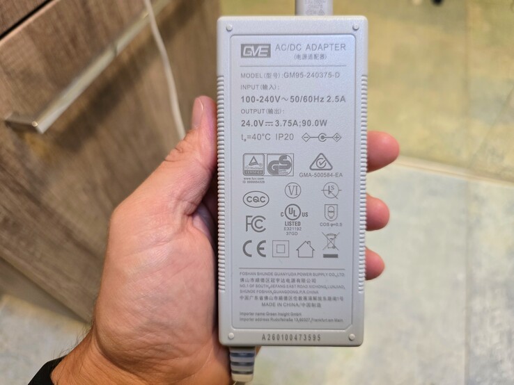 Le Hutt 10 doit être branché sur une prise électrique pour fonctionner ; son bloc d'alimentation est volumineux.