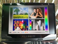 Alienware m17 - À l'extérieur à l'ombre.