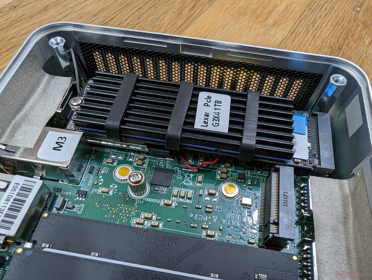 Prend en charge jusqu'à deux disques SSD internes. Il est surprenant de constater que le premier SSD est équipé de son propre dissipateur thermique, en dépit de la gamme de prix orientée vers le budget