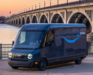 Les premiers camions de livraison électriques d'Amazon sur les routes (image : Rivian)