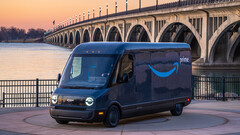 Les premiers camions de livraison électriques d&#039;Amazon sur les routes (image : Rivian)