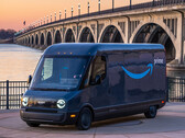 Les premiers camions de livraison électriques d'Amazon sur les routes (image : Rivian)