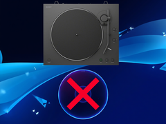 La platine vinyle Sony illustrée ci-dessus, à côté d'un disque de jeu PS5