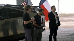 Elon Musk annonçant la Tesla Lithium à côté du Cybertruck (image : Tesla)