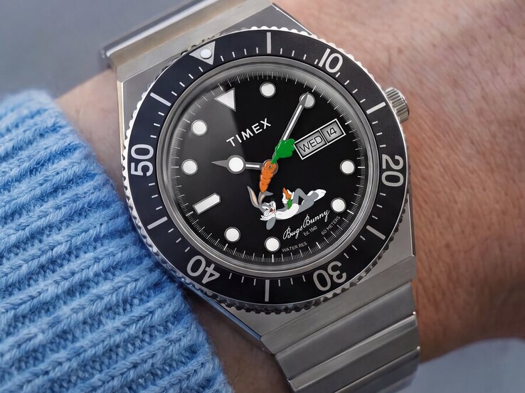 Montre Timex Looney Tunes x M79 Automatic portée au poignet, avec un cadran noir représentant Bugs Bunny, une aiguille des secondes en forme de carotte, un affichage jour-date et une lunette tournante noire.