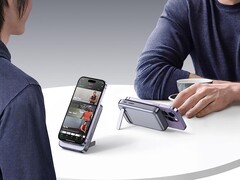 L'UGREEN 15W MagSafe Power Bank 10000mAh dispose d'une béquille pliable intégrée. (Source de l'image : UGREEN)