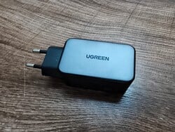 Le chargeur Ugreen Nexode 65W, que nous avons utilisé pour le test de charge.