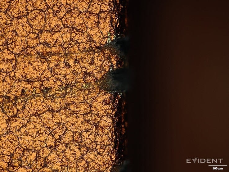 Image montrant l'aspect de ces rayures au microscope numérique (Source : iFixit)