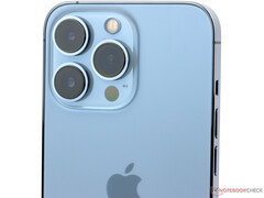 Apple a utilisé le bleu ciel sur un iPhone pour sa génération iPhone 13 Pro. (Source de l'image : Notebookcheck)