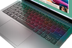Le clavier du Yoga Slim 7i Gen 9 accueille le clavier à sourire typique de Lenovo et un trackpad de taille conséquente.
