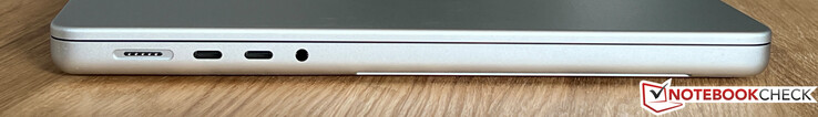 Côté gauche : MagSafe, 2x USB-C 4.0 avec Thunderbolt 3 (40 Gbps, mode DisplayPort-Alt, Power Delivery), audio 3,5 mm