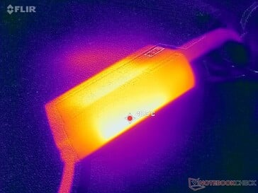 L'adaptateur CA atteint plus de 41 °C lorsque les charges sont élevées