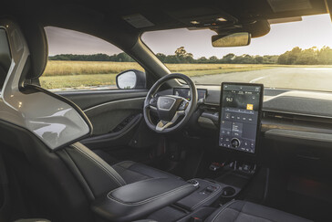 L'intérieur de la Mustang Mach-E Rally semble largement inchangé, bien qu'il y ait quelques changements subtils de texture et de couleur en plus des sièges baquets. (Source de l'image : Ford)