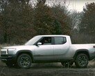 Des vidéos du Rivian R1T effectuant un Tank Turn révèlent pourquoi cette fonction a été supprimée. (Source de l'image : Rivian sur YouTube)