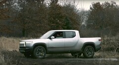 Des vidéos du Rivian R1T effectuant un Tank Turn révèlent pourquoi cette fonction a été supprimée. (Source de l'image : Rivian sur YouTube)