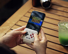 Le FlipPad de 8BitDo se branche sur le port USB-C de votre smartphone.