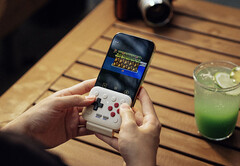 Le FlipPad de 8BitDo se branche sur le port USB-C de votre smartphone.