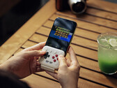 Le FlipPad de 8BitDo se branche sur le port USB-C de votre smartphone.