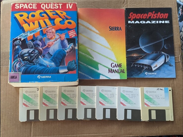 Un jeu complet de disques de Space Quest IV en exposition (source d'image : eBay)