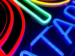 Une enseigne LED au néon montrant le logo d'Atari (source d'image : Atari)