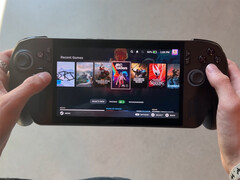 Le système d'exploitation Bazzite semble offrir une expérience bien meilleure que Windows 11. Sur la photo : l'ordinateur de poche de jeu utilisant le premier système d'exploitation. (Source de l'image : Cyber Dopamine)