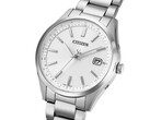 Vue de profil de la Citizen CB0300-53A Eco-Drive, dotée d’un cadran argenté, d’un boîtier en acier inoxydable et d’un bracelet à trois maillons.