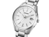 Vue de profil de la Citizen CB0300-53A Eco-Drive, dotée d’un cadran argenté, d’un boîtier en acier inoxydable et d’un bracelet à trois maillons.