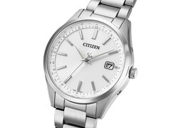 Vue de profil de la Citizen CB0300-53A Eco-Drive, dotée d’un cadran argenté, d’un boîtier en acier inoxydable et d’un bracelet à trois maillons.