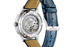 Vue arrière de la Citizen NJ0250-01A montrant son mouvement automatique 8210 visible à travers le fond transparent du boîtier.