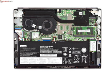 À titre de comparaison, le ThinkBook 13s-20R90071GE (2019) avec une batterie plus petite de 44 Wh et des emplacements pour la RAM