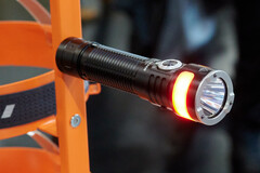 Le Fenix LD35R possède un aimant intégré (Source de l&#039;image : Andreas Sebayang/Notebookcheck.com)