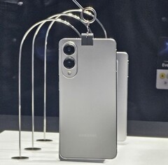 Le Galaxy S25 Edge. (Source de l'image : Mishaal Rahman)