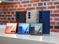 Le Galaxy Z Flip8 devrait être beaucoup plus fin que le modèle de cette année, ce dernier étant illustré. (Source de l'image : Vatvo Studio)