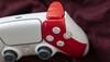 Une bande rouge sur la poignée et l'épaule droites rend hommage au tatouage oméga de Kratos. (Source de l'image : PlayStation)