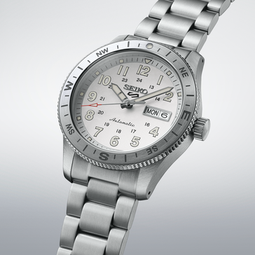 Montre automatique Seiko 5 Sports HDB007 avec cadran blanc, lunette boussole et bracelet en acier.