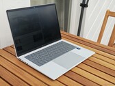 L'HP EliteBook X G2i : même avec l'écran réglé sur la luminosité maximale et la fonction SureView désactivée, il est illisible lorsqu'on le regarde de profil.