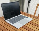 L'HP EliteBook X G2i : même avec l'écran réglé sur la luminosité maximale et la fonction SureView désactivée, il est illisible lorsqu'on le regarde de profil.