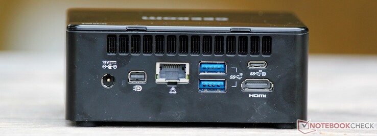 Arrière : Entrée CC, Mini DisplayPort, LAN, 2x USB-A 3.2 Gen 2, USB-C 3.2 Gen 2 (avec DisplayPort), HDMI 2.0