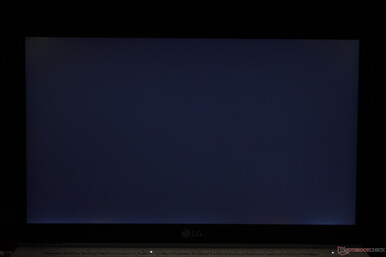 Des fuites de lumières inégales limitées le long du bord inférieur de l'écran du Gram 14.