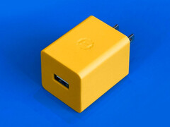 Le chargeur secteur Playdate est doté d'un port USB-A. (Source de l'image : Playdate)