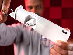 Les écouteurs Skullcandy Method 360 ANC TWS se rangent dans un étui coulissant à clipser pour faciliter leur transport. (Source : Skullcandy)