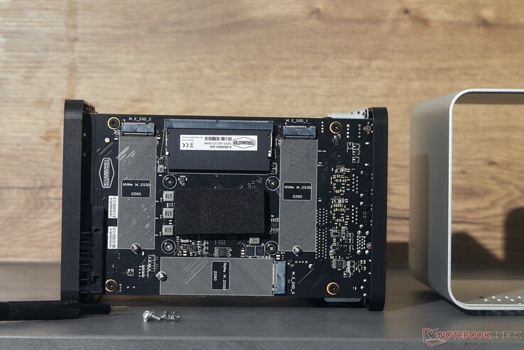 Pour accéder à la mémoire vive et aux trois emplacements SSD, il vous suffit de retirer quatre vis.