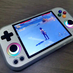 L'Anbernic RG477M aurait une épaisseur de 14 mm pour un poids de 355 g. (Source de l'image : via Nittrx)